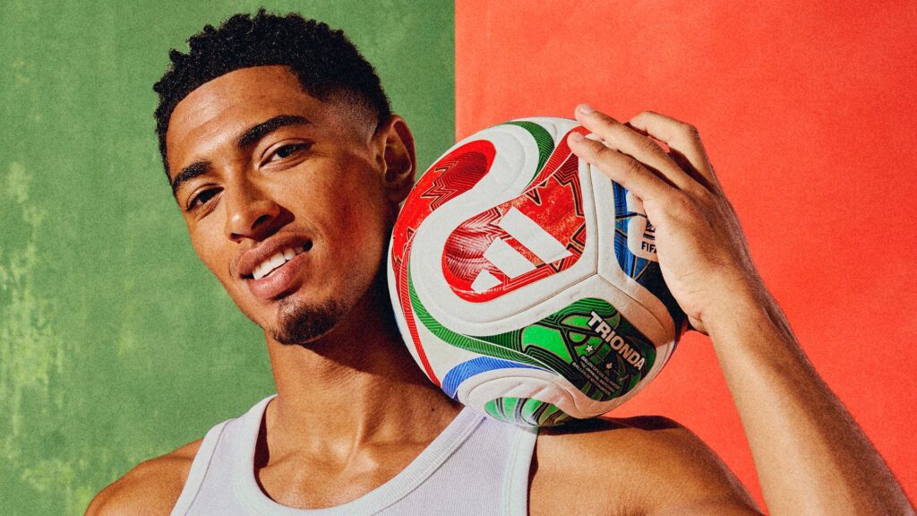 Jugador sosteniendo el balón Adidas Trionda del Mundial 2026
