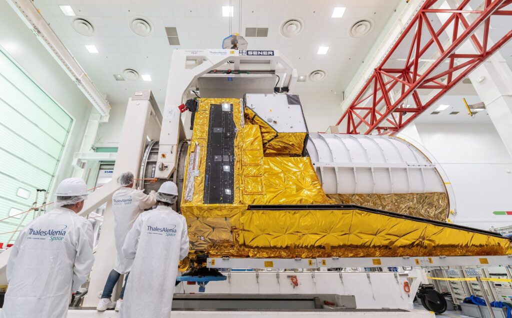 Equipo espacial Euclid cargado en su contenedor de transporte