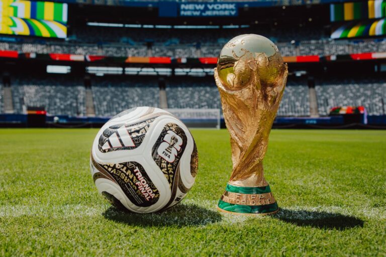 Balón Trionda del Mundial 2026 junto al trofeo de la Copa del Mundo